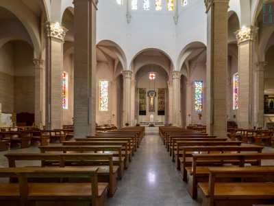 Entriamo dunque nel grande tempio religioso per andare alla ricerca di queste sculture, che troviamo sparse in vari angoli della chiesa